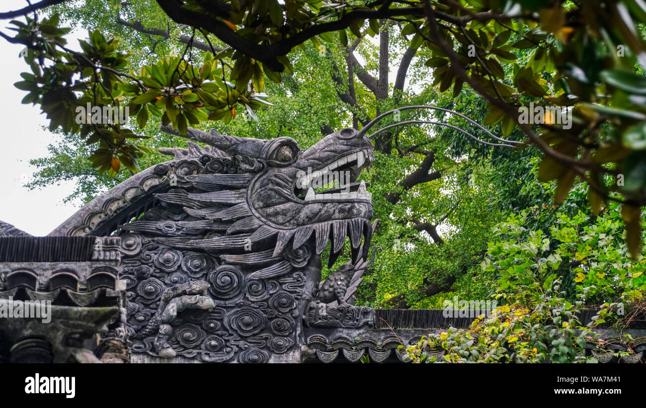 La testa di un drago o serpente - il corpo forma la parte superiore della parete. Shanghai, Cina Foto Stock