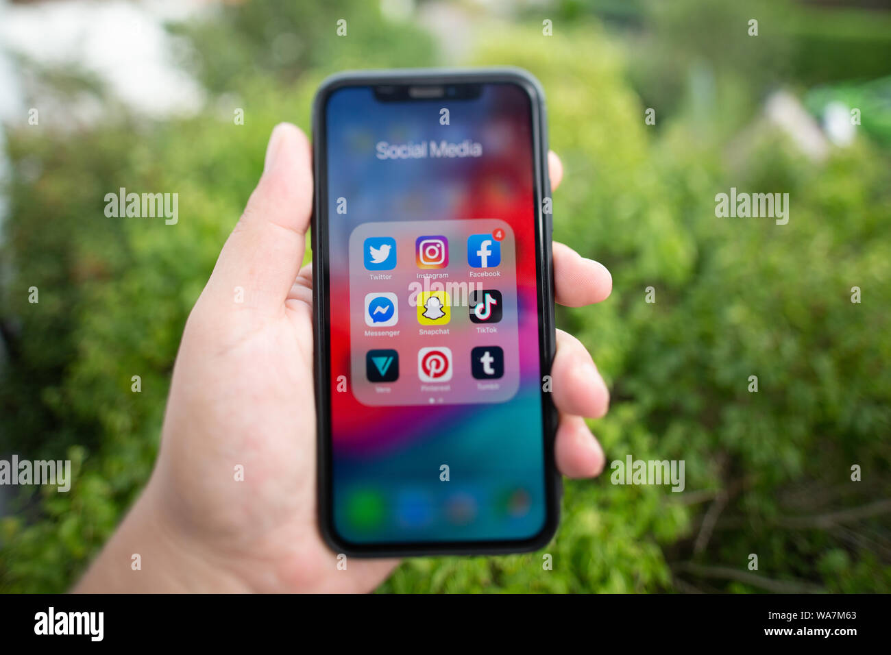 Close Up di Apple iPhone XS tenendo in mano con i Social Media Instagram,  Facebook Pinterest icone delle applicazioni con notifica Foto stock - Alamy