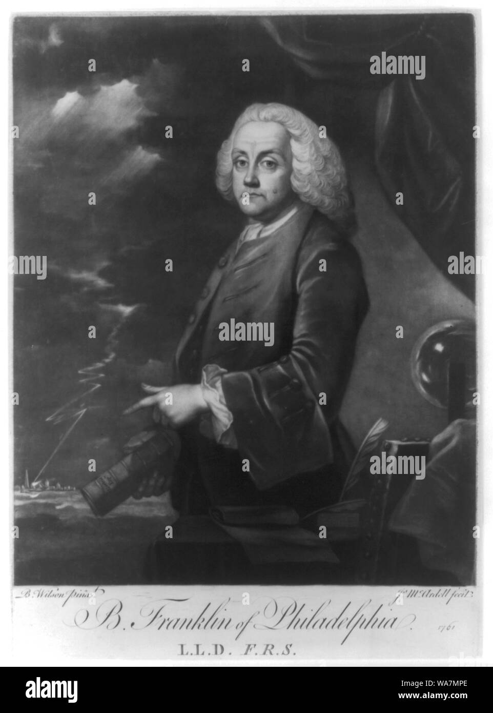 B. Franklin di Philadelphia - L.L.D. F.R.S Abstract: Benjamin Franklin, mezza lunghezza ritratto, in piedi, rivolto leggermente verso sinistra, egli detiene un libro Expts elettrico, strumenti scientifici sono alla sua sinistra, e sullo sfondo il fulmine colpisce un villaggio. Da un dipinto di Benjamin Wilson. Franklin sat per Wilson, che ha anche sperimentato con elettricità, poco dopo il suo arrivo a Londra. Ha lavorato a Londra come un diplomatico straniero che rappresenta il gruppo di Pennsylvania. Foto Stock