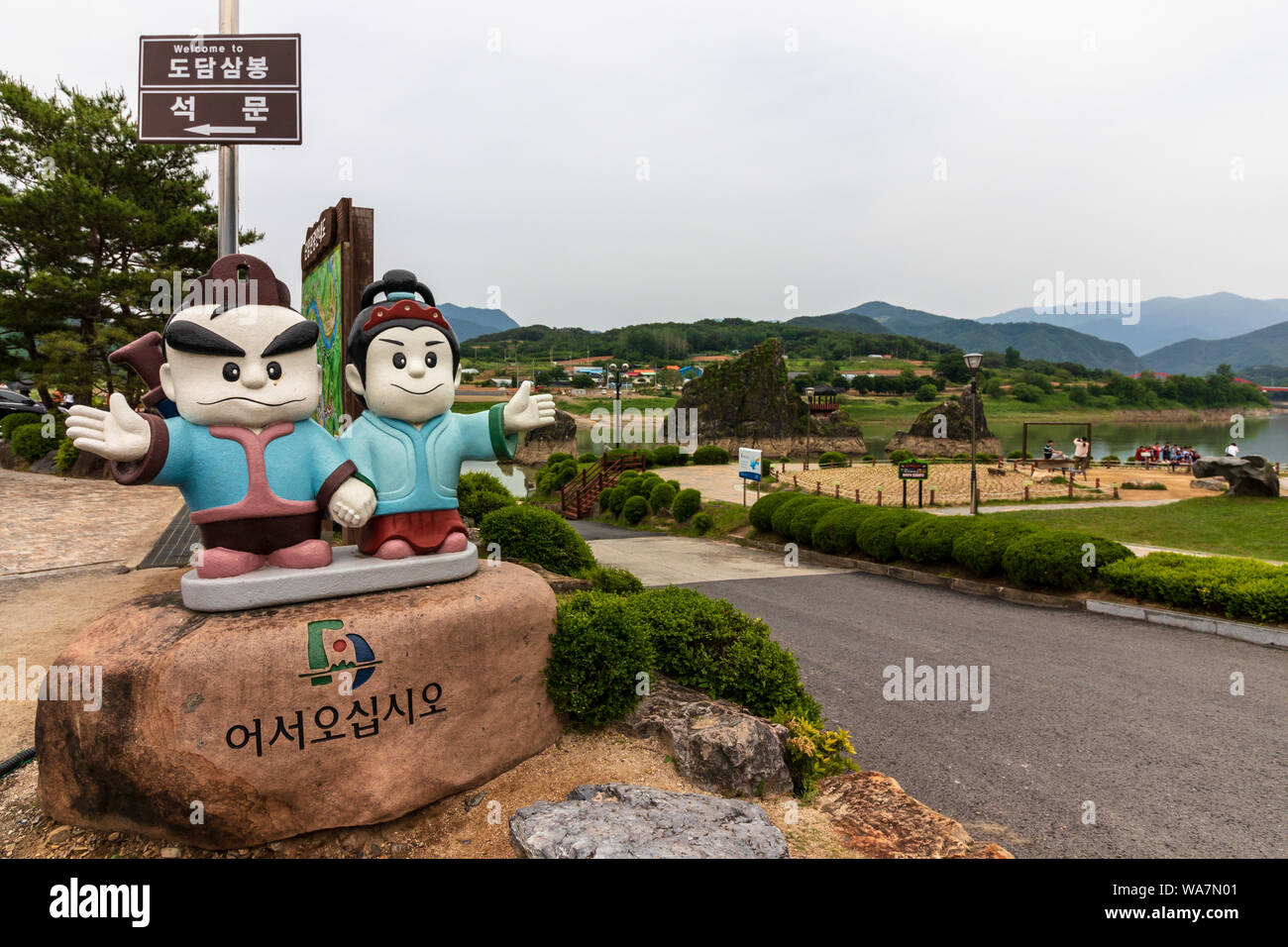 Segno di ingresso a Dodamsambong picchi. Tre picchi di pietra che si innalzano al di fuori dell'Namhangang fiume. Danyang, Chungcheong Settentrionale, Corea del Sud, Asia. Foto Stock