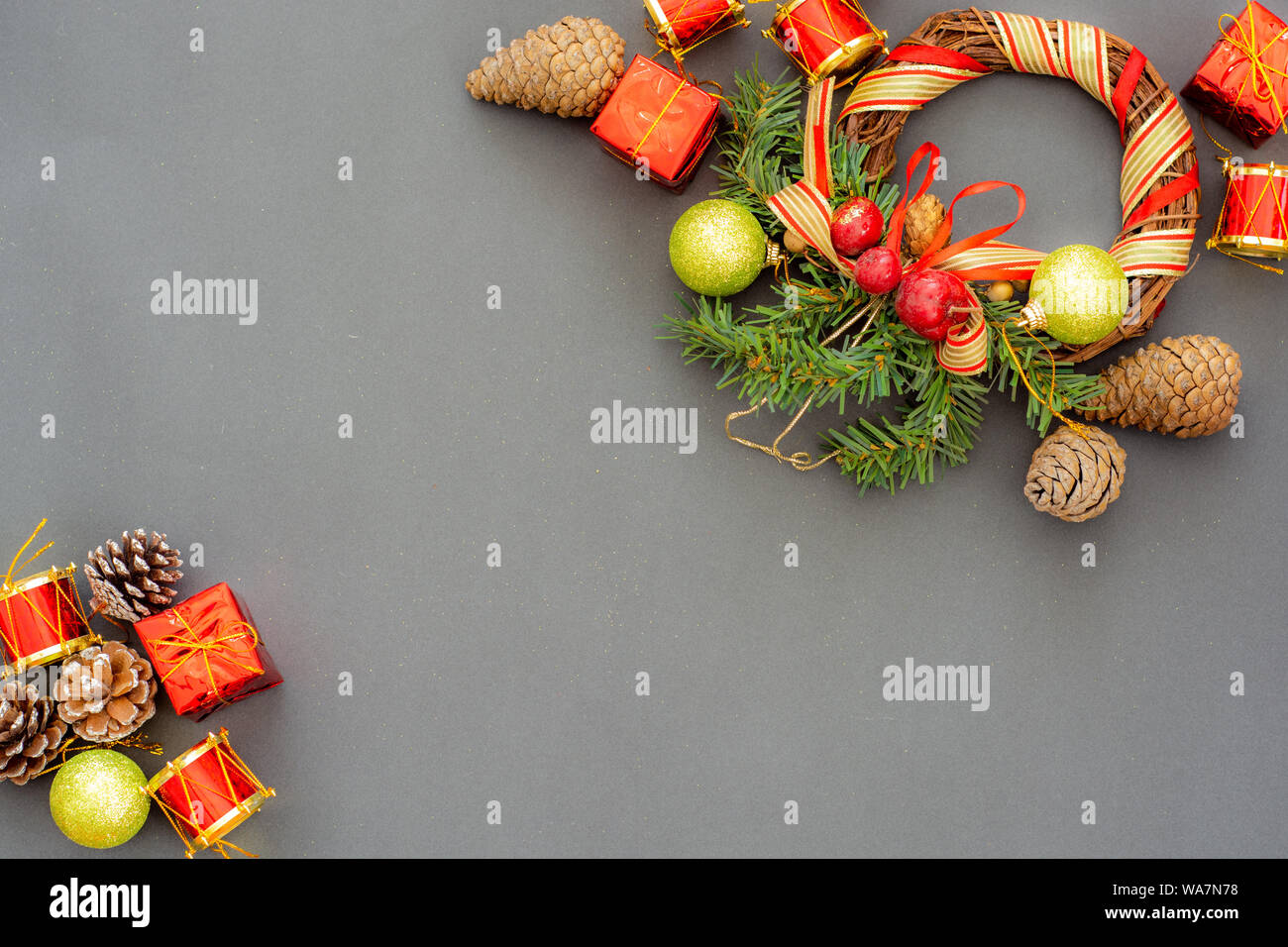 Sfondo di natale con albero e arredamento Foto Stock
