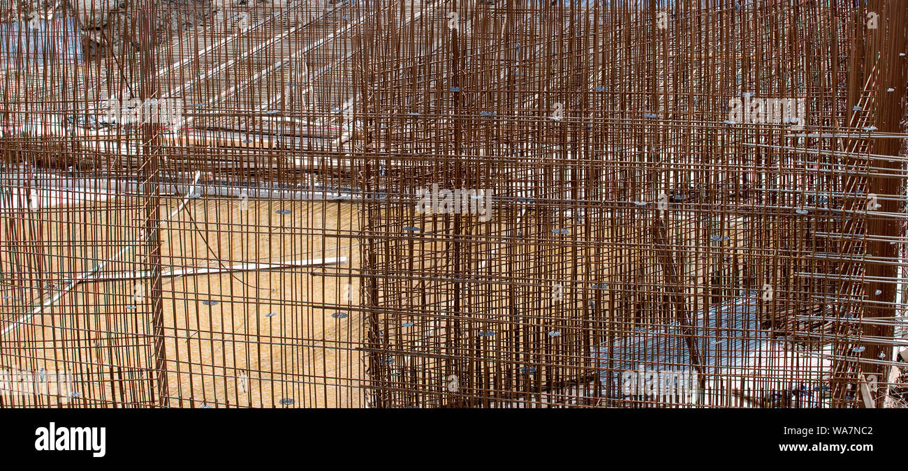 Barre in acciaio rinforzo su un sito in costruzione. Foto Stock