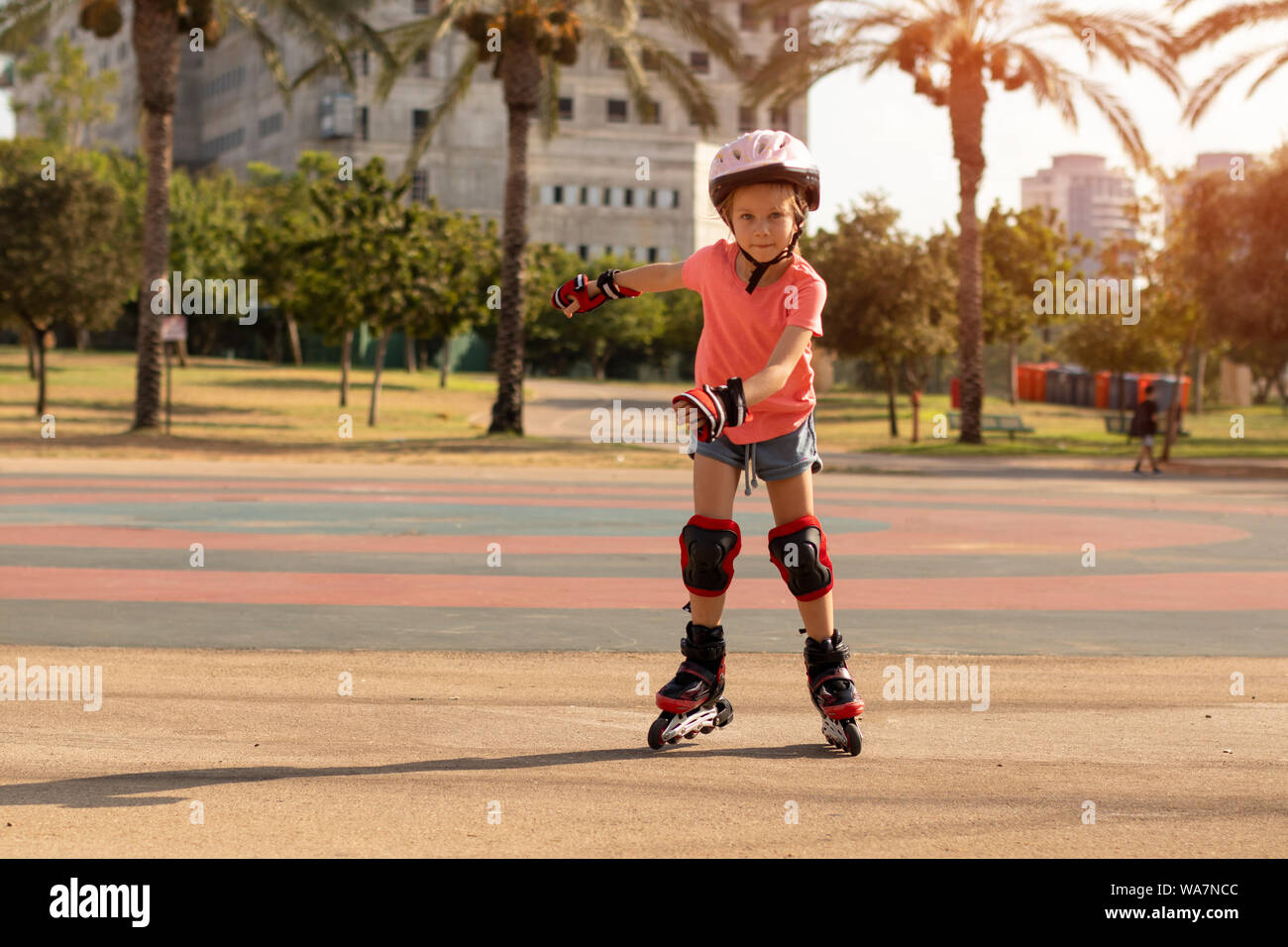 Bambino su pattini a rotelle in linea nel parco. I ragazzi imparano a pattino lame a rullo Foto Stock
