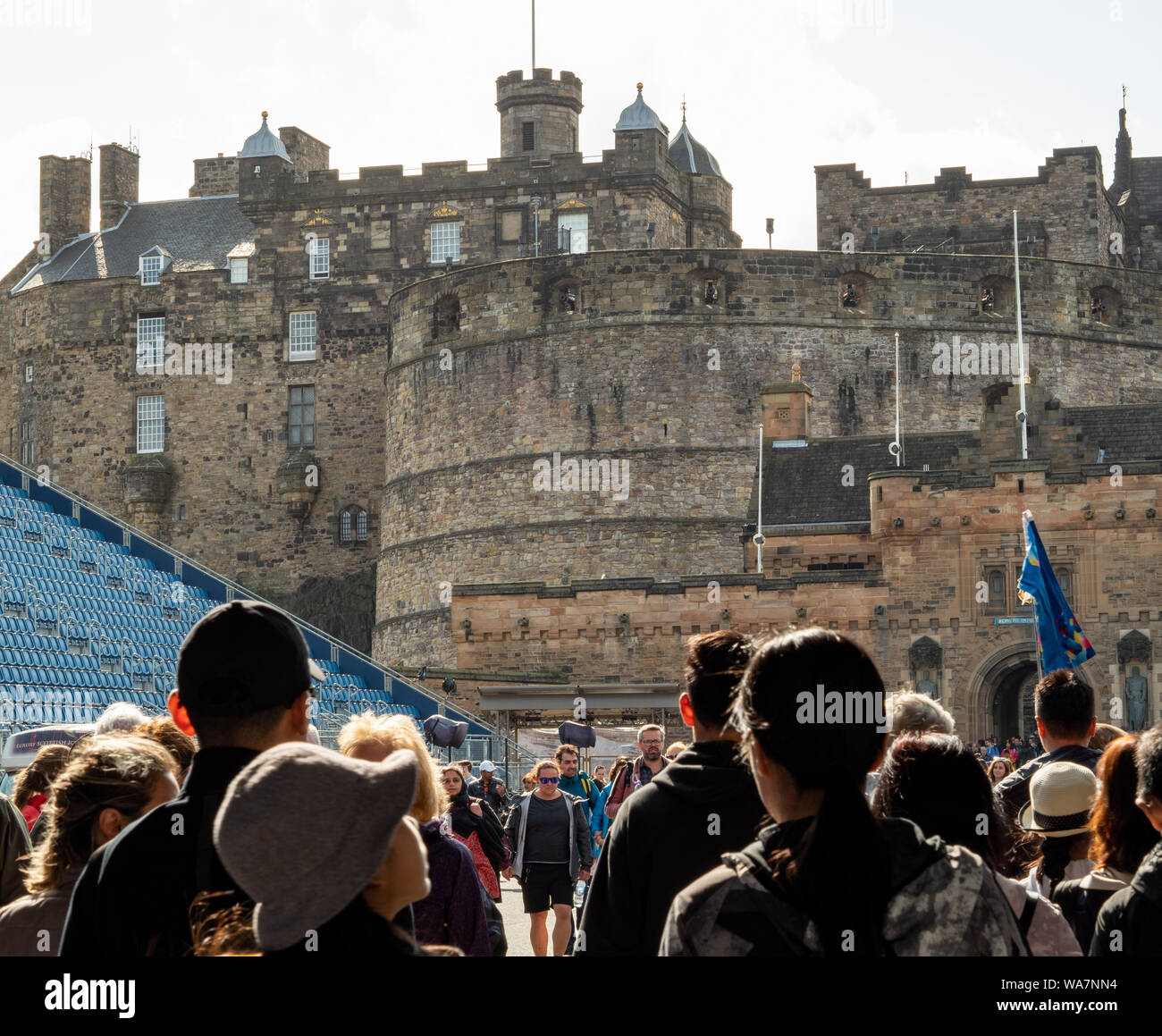 La folla di turisti e visitatori sulla spianata di fronte al Castello di Edimburgo, Scozia, Regno Unito. Foto Stock