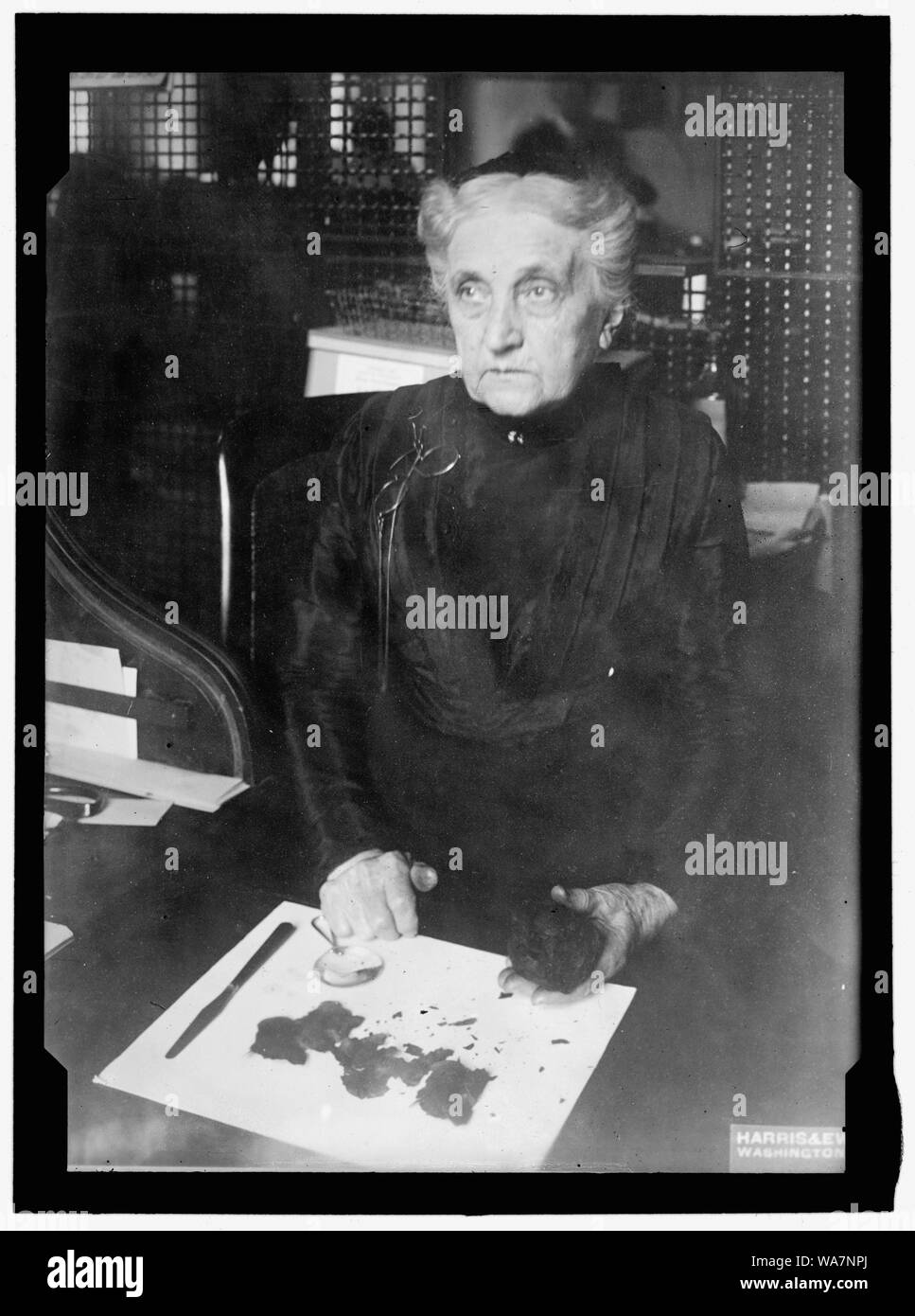 BROWN, MRS. Del Dipartimento del Tesoro. Identificare le banconote danneggiate per il riscatto Foto Stock