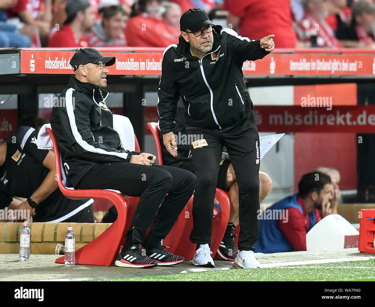 18 agosto 2019, Berlin: Calcio - Bundesliga, 1° FC Union Berlin - RB Leipzig, 1° giornata nello stadio An der Alten Försterei. Unione coach Urs Fischer e Unione europea co-allenatore Markus Hoffmann parlare in disparte. Foto: Britta Pedersen/dpa-Zentralbild/dpa Foto Stock