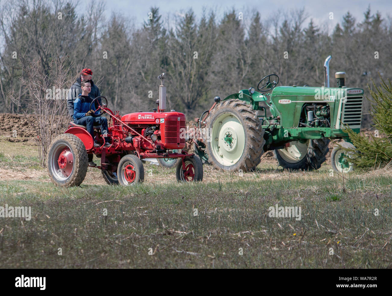 Aprile 28 2018 Buchanan MI USA; trattori antichi sono sul display all aratro giorni, nel caso in cui gli agricoltori locali in vetrina i loro trattori e mantenere la dimostrazione Foto Stock