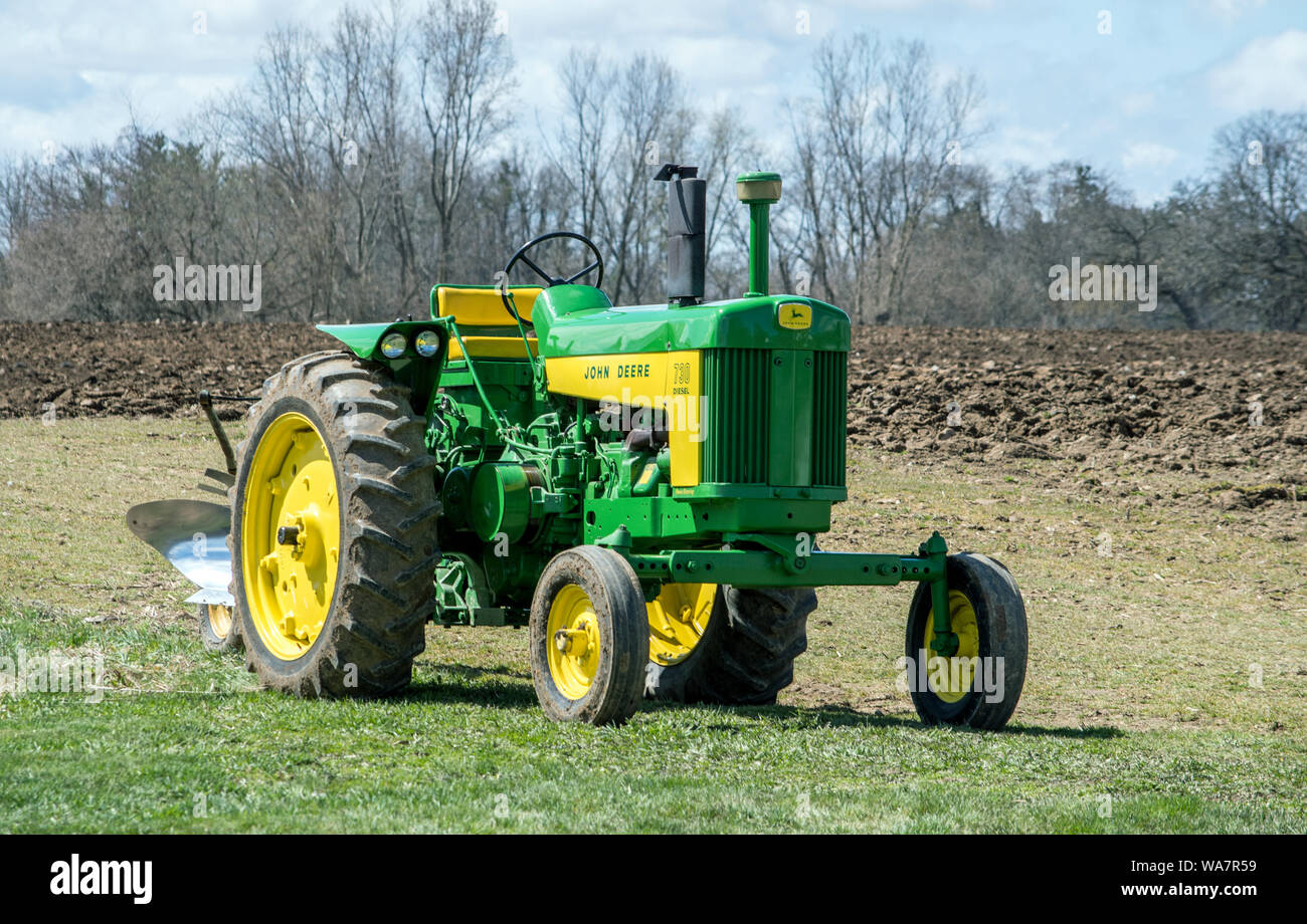 Aprile 28 2018 Buchanan MI USA; trattore John Deere Foto Stock