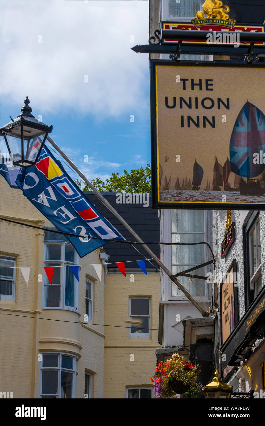 L'insegna Union Inn, un pub Fullers, nel centro di Cowes durante la settimana di Cowes, Isola di Wight, Inghilterra, Regno Unito Foto Stock