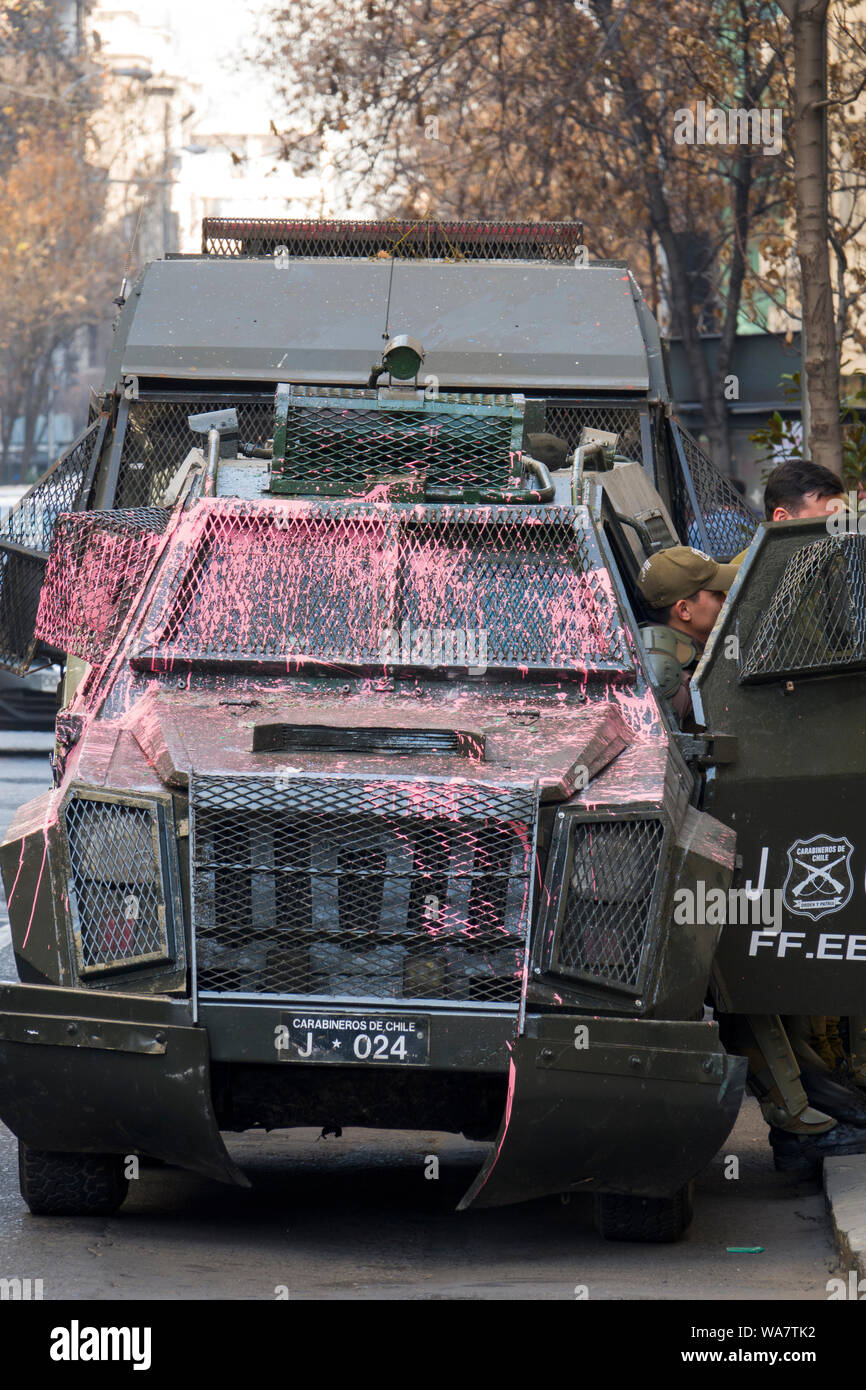 Blindati di polizia antisommossa carrello coperto di vernice a Santiago del Cile Foto Stock
