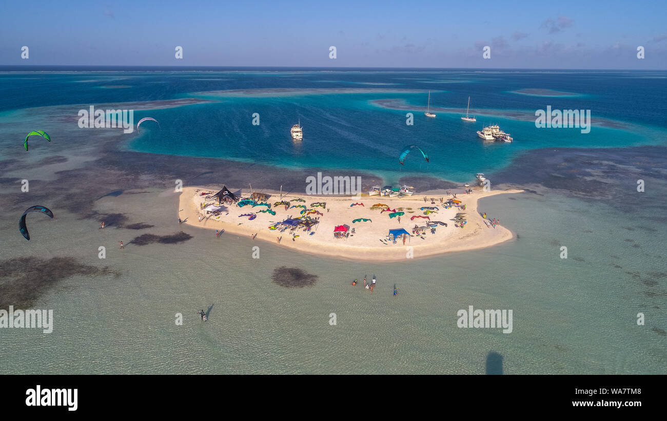 Vista aerea di kitesurf vela e wind surf nell'isola del Mar dei Caraibi a Los Roques Venezuela. Attività sportive estreme Foto Stock