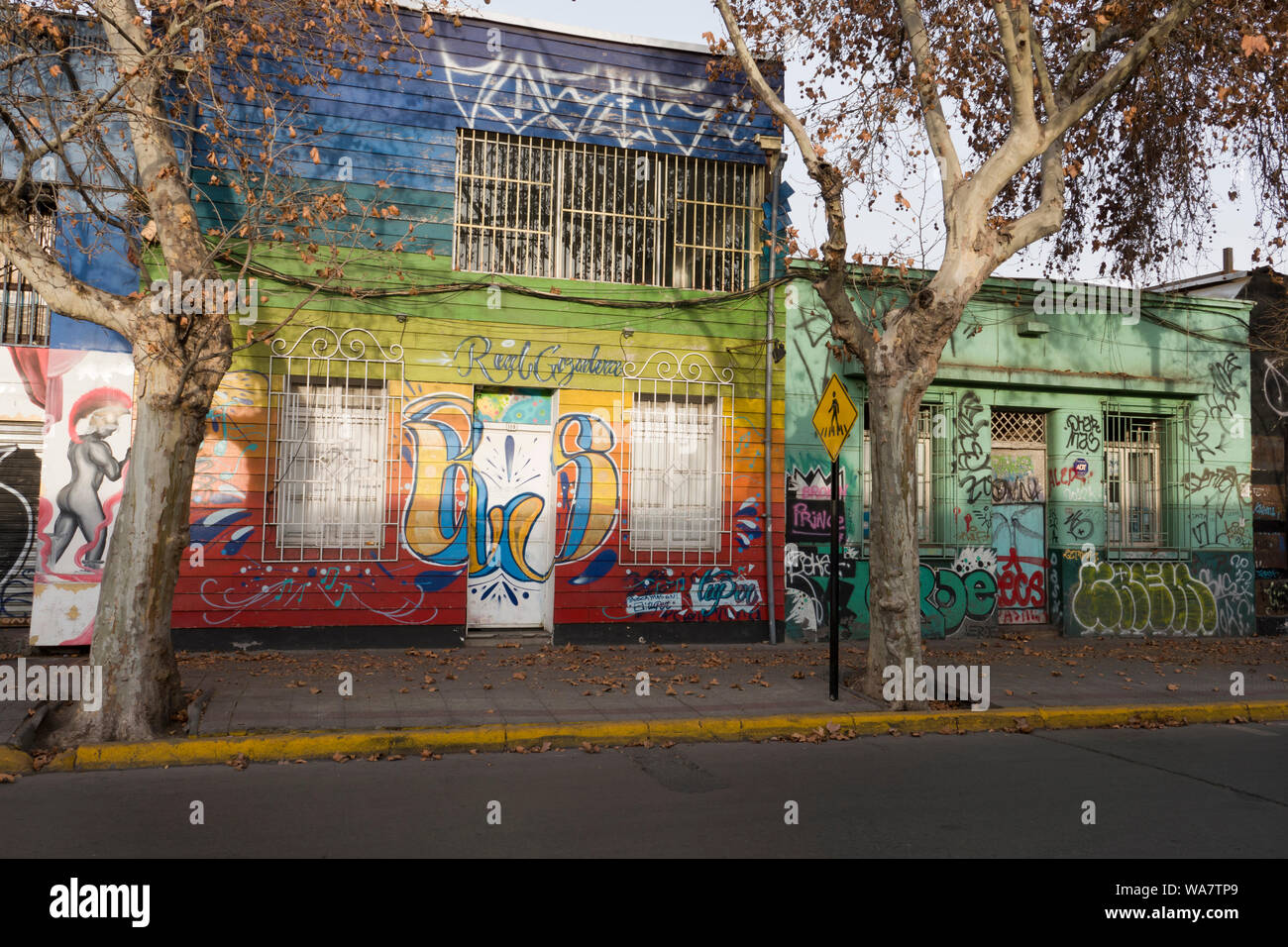 Scena di strada con diversi murales in Bellavista, Santiago del Cile Foto Stock