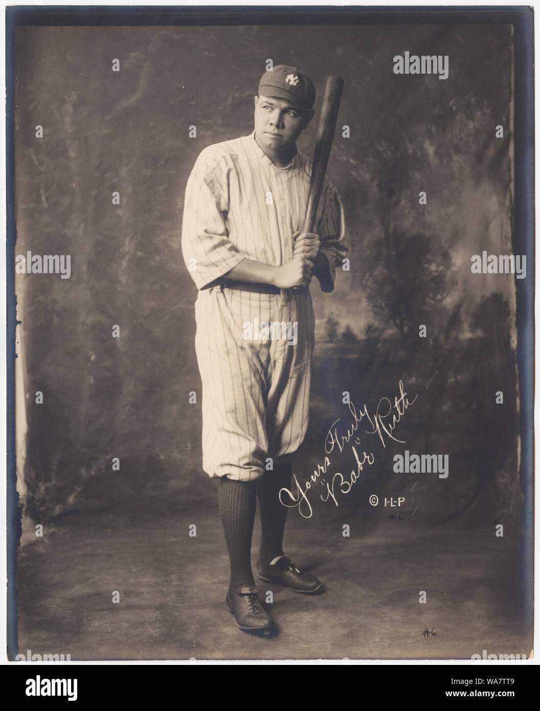 Babe Ruth, ritratto a figura intera, in piedi, rivolto leggermente verso sinistra, in baseball uniforme, tenendo mazza da baseball] / Irwin, La vasta, & Pudlin Foto Stock