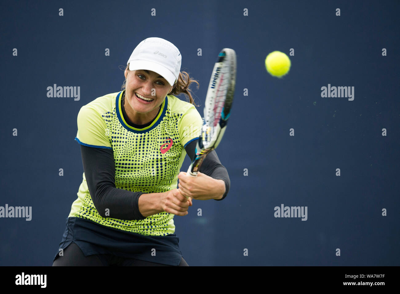 Monica Niculescu della Romania in azione giocando a due mani scritto contro Timea Babos di Ungheria. Aegon International 2015 - Eastbourne - Inghilterra, Sat Foto Stock