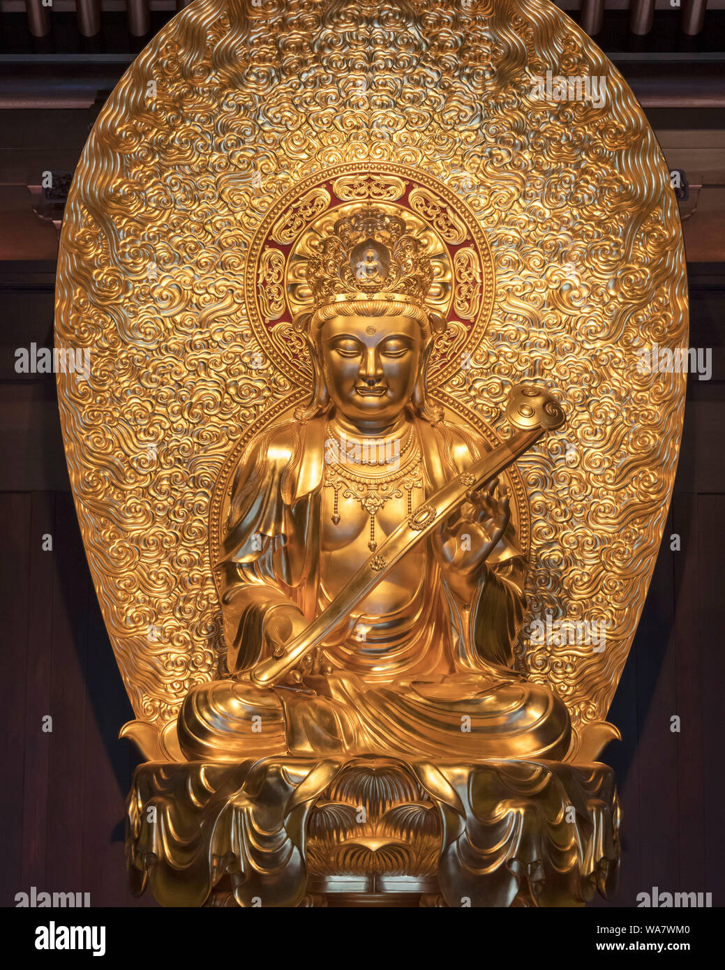 Statua di un Buddha d'oro nel Tempio del Buddha di Giada, Shanghai, Cina Foto Stock