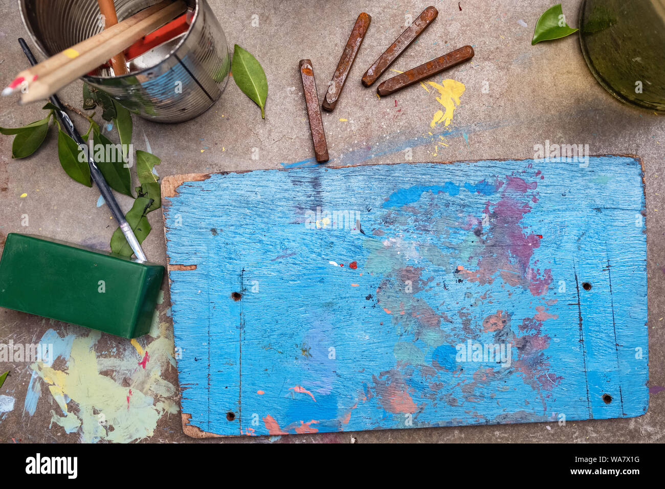 Vista superiore della tavola con tagliere in legno e materiali di consumo per hobby pronto per il lavoro creativo Foto Stock