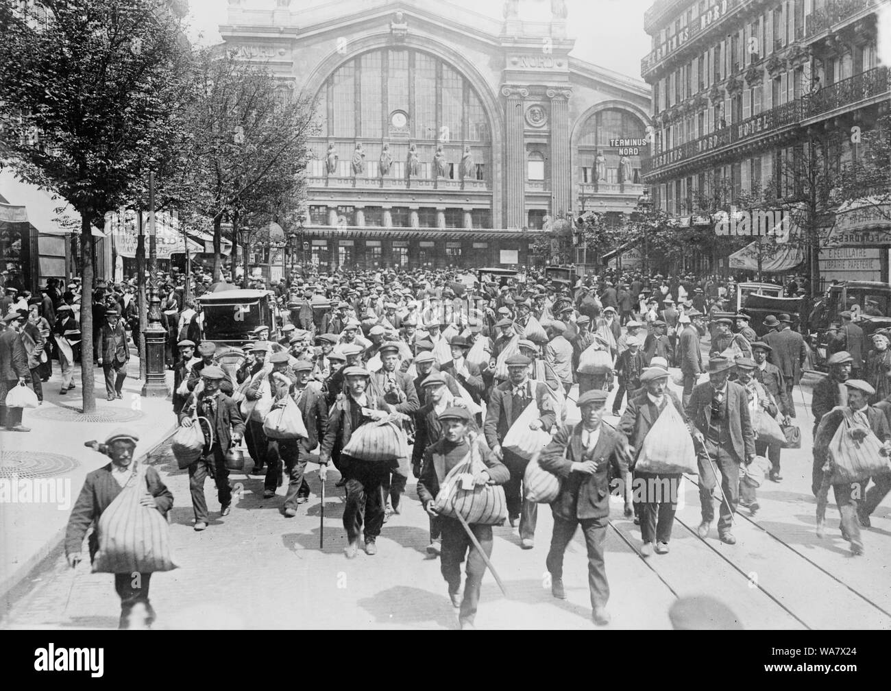 Riservisti belga lasciando la stazione Gare de l'Est; inglese: fotografia mostra belga di uomini di fronte alla Gare du Nord, Paris, Francia, all'inizio della Prima Guerra Mondiale. Foto Stock