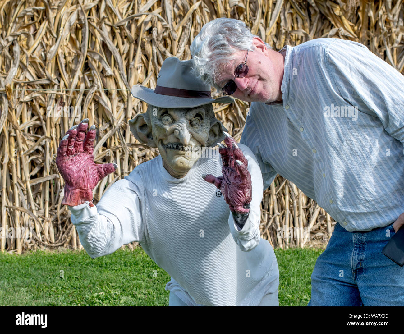 L'uomo posa con un manichino all'aperto spaventoso ad un evento di Halloween Foto Stock