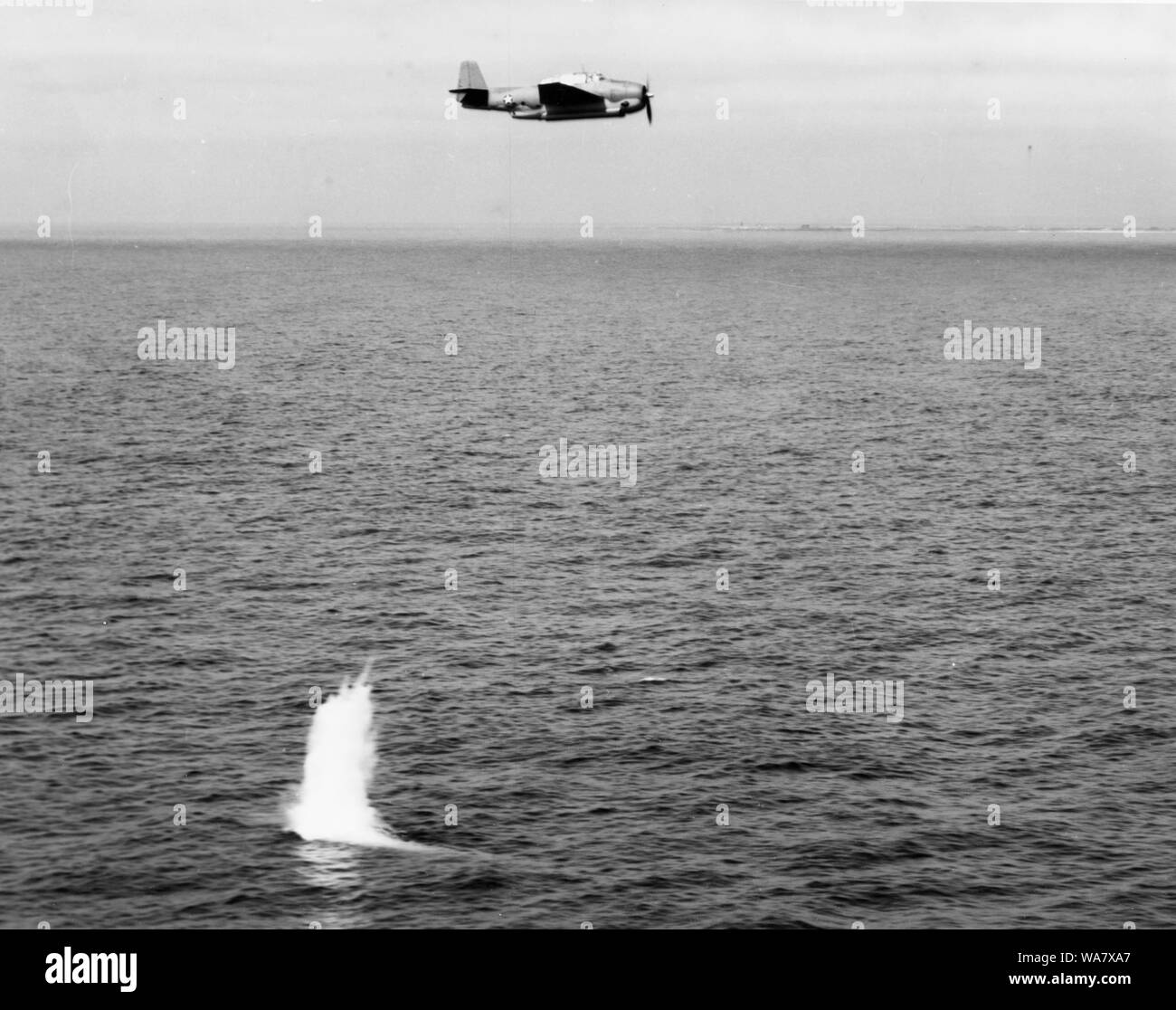 Grumman TBF-1 Avenger aerosilurante durante l'attacco da parte di siluri pratica, 1942, con il suo marchio XIII siluro inserendo l'acqua. Altezza di caduta: 125 metri. Velocità di aeromobili 125 nodi Foto Stock