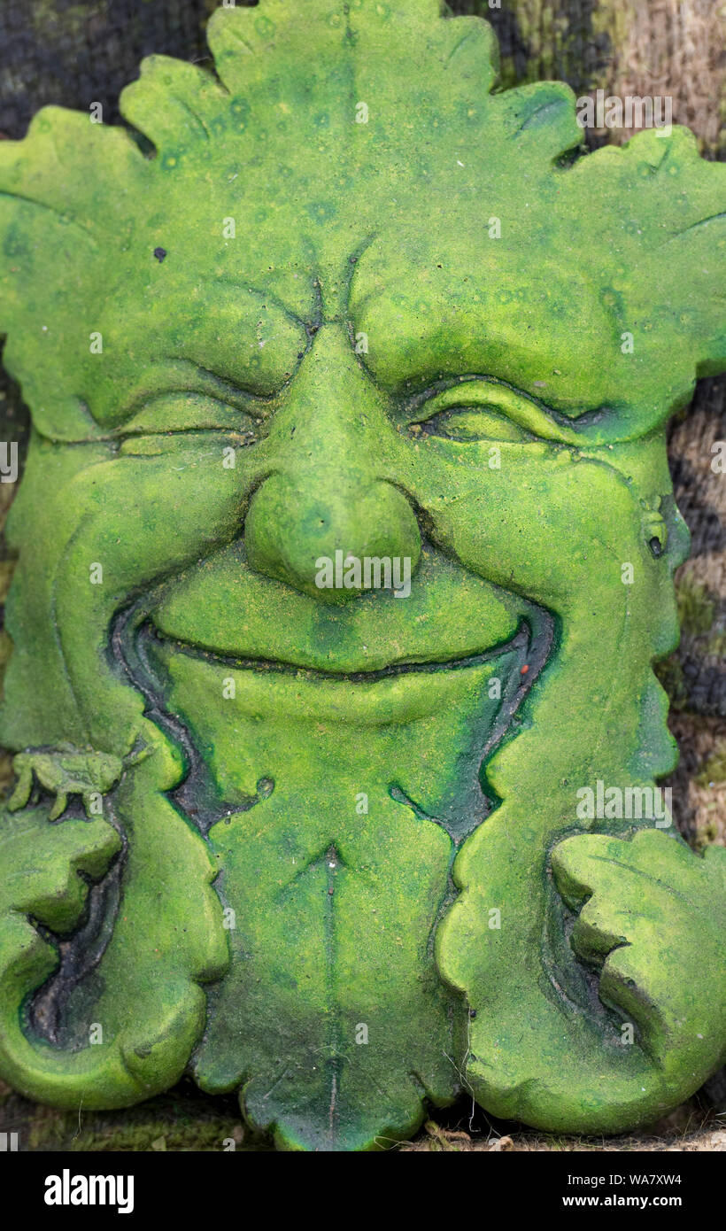 Un uomo verde giardino folklore statua ornamento sorridente. Foto Stock