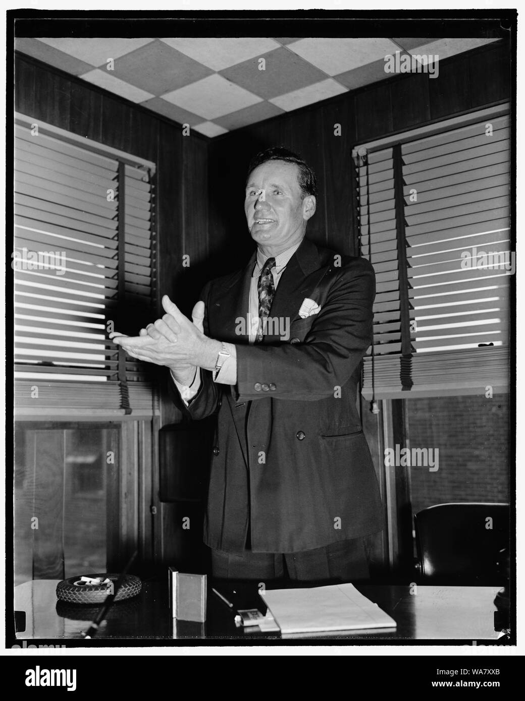 Il grande treno di roll nuovamente. Germantown, MD, Sett. 13. Walter Johnson; Washington senatori' pitching star per due decenni, ha segnato un altro shutout ieri quando egli ha sconfitto il suo avversario, James M. Mount, per la nomina repubblicana come Commissario della contea di Montgomery County. Il punteggio è stato; Johnson 1.025 voti, Mount 40, Johnson è raffigurato come egli riscaldato che potente braccio destro in preparazione per la campagna sarà lui a salario per elezione. L'ex lanciatore ora gestisce un caseificio qui, 9/13/38 Foto Stock