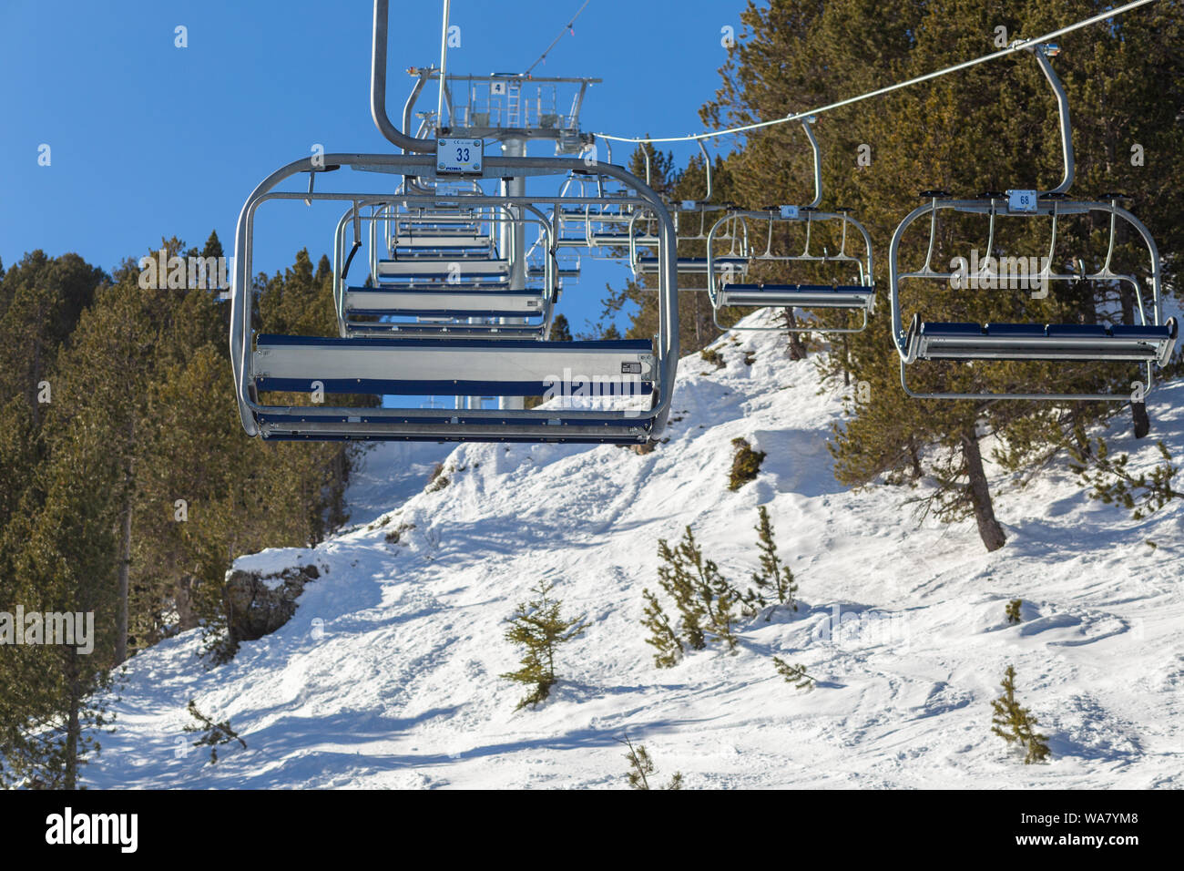 Seggiovia la linea in corrispondenza di una stazione invernale in montagna. Foto Stock