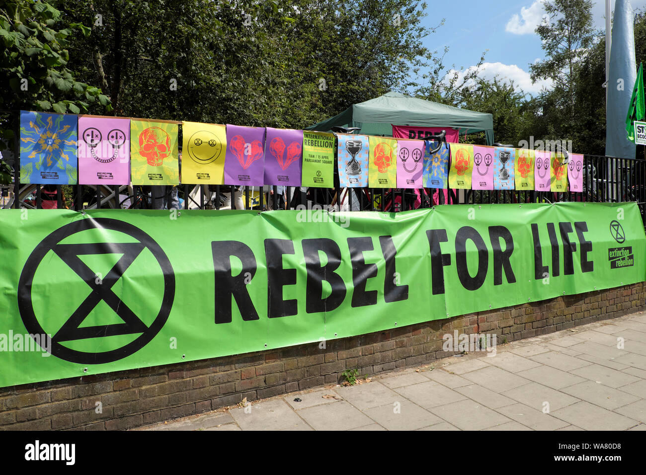 REBEL PER LA VITA ribellione di estinzione del logo sul simbolo verde banner di protesta segno su giardini di Waterloo ringhiera Luglio 2019 Londra Inghilterra KATHY DEWITT Foto Stock