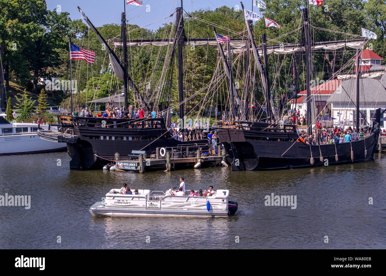 Il 3 settembre 2017, Sud Haven MI USA; imbarcazioni moderne galleggiante attorno a delle repliche di Christopher Columbus antiche imbarcazioni, tour della regione dei Grandi laghi Foto Stock