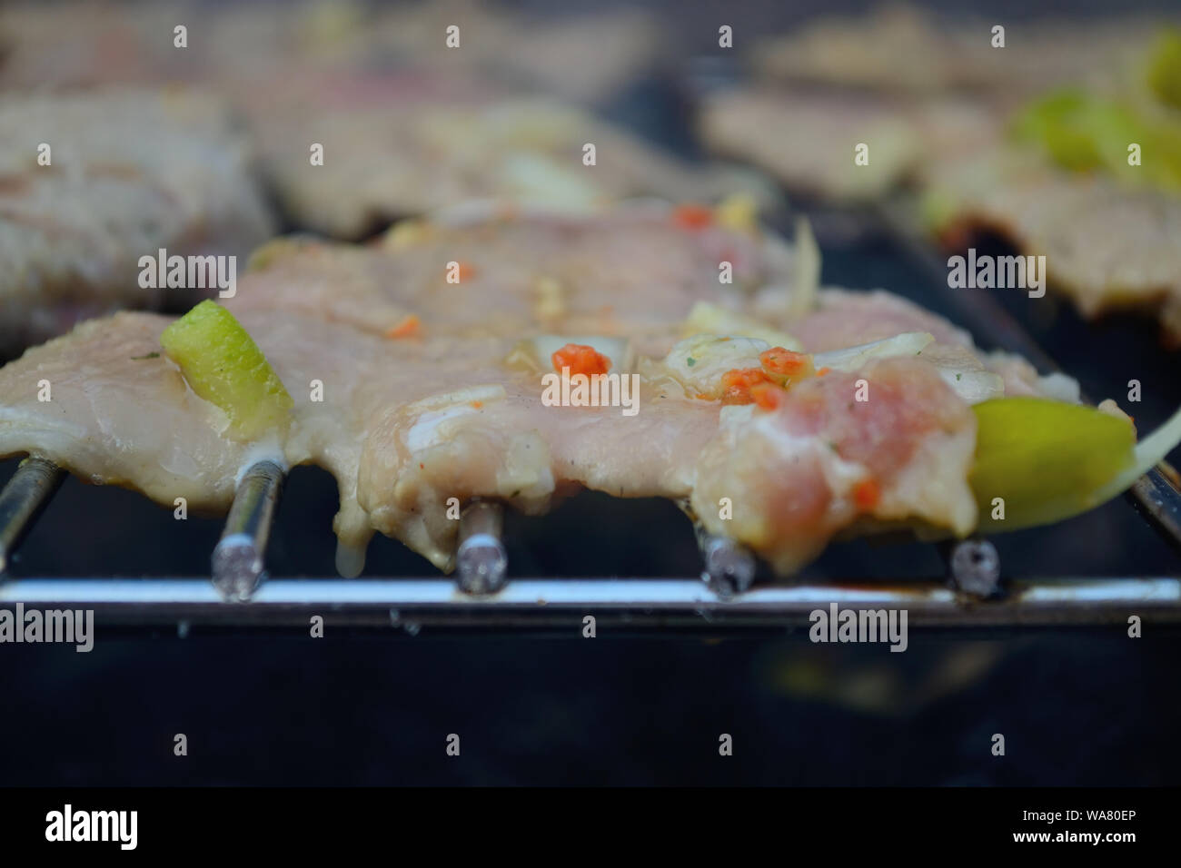 Carne cruda alla griglia, primo piano di carne alla griglia. Foto Stock