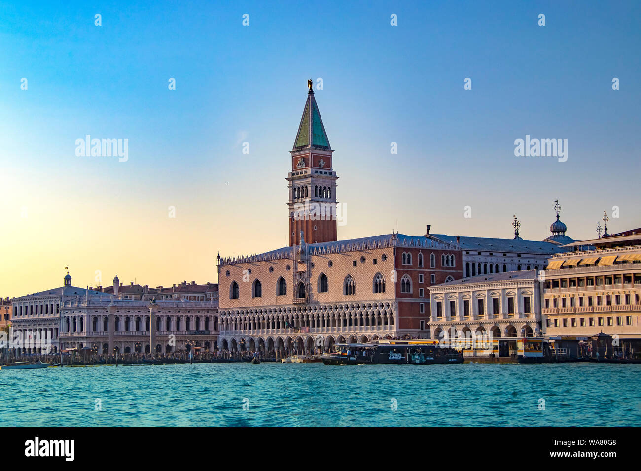 La magnifica vista di Venezia al tramonto in Italia. Ci sono il cielo blu e chiaro l'acqua. Foto Stock