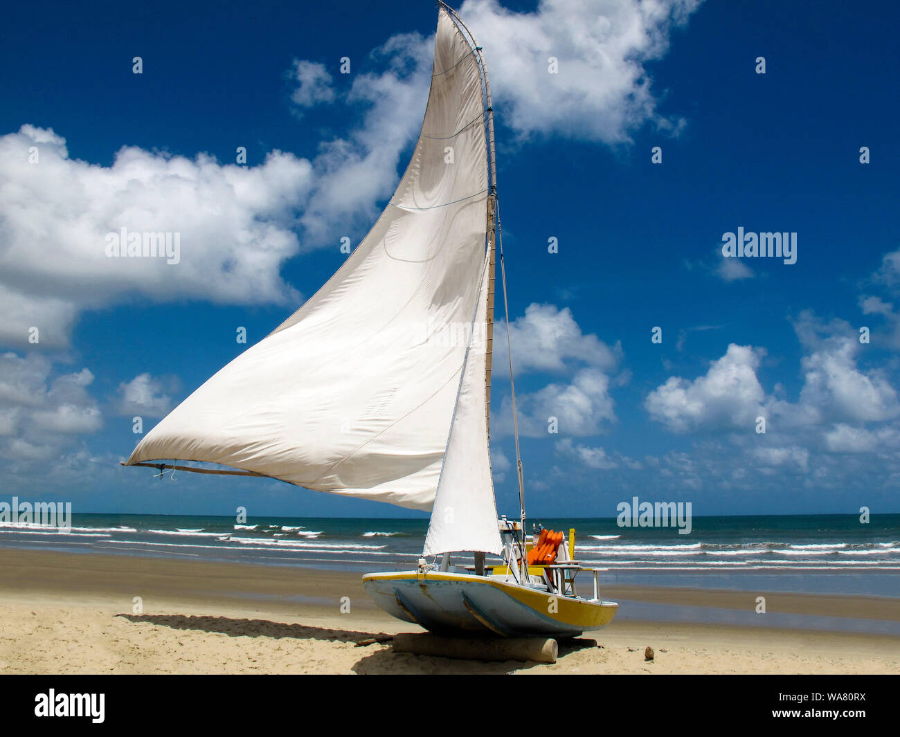 Imbarcazione a vela in spiaggia di Genipabu in Extremoz, Natal, Rio Grande do Norte - Turismo e destinazioni nel Nordest del Brasile - attrazione turistica, gui di viaggio Foto Stock