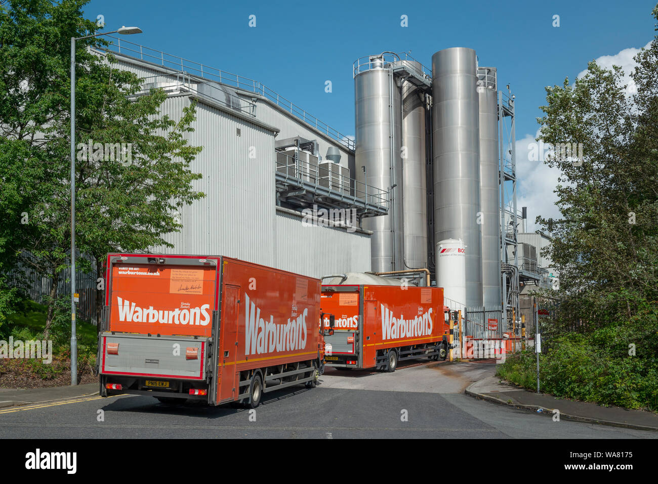 Due camion ritorno alla panetteria Warburtons in Bolton dopo aver effettuato una consegna (solo uso editoriale). Foto Stock