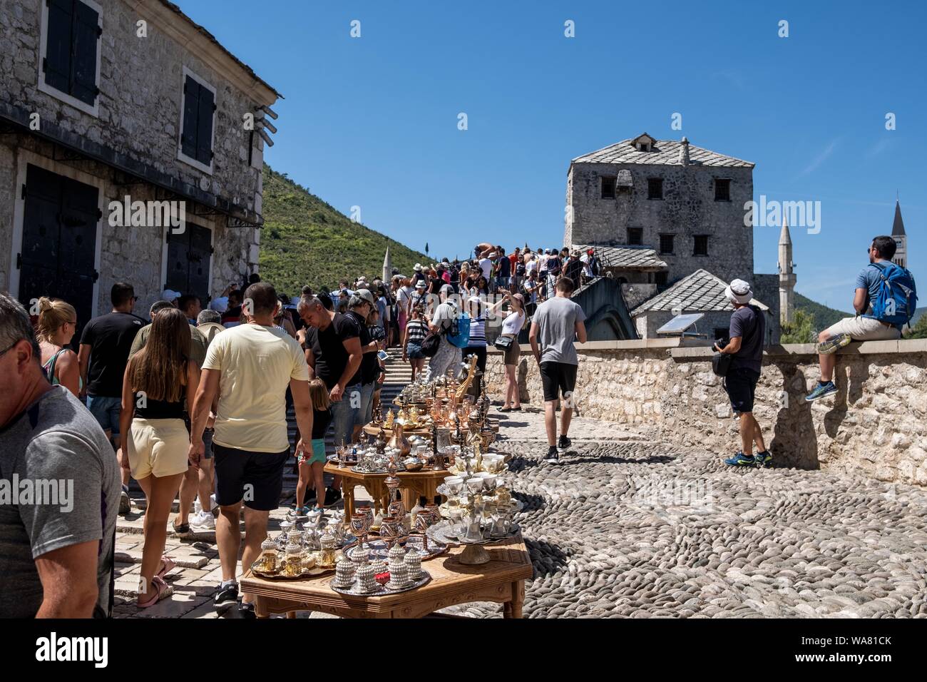 Agosto 18, 2019, Bihac, di Bosanska Krajina, Bosnia: Mostar si trova sul fiume Neretva ed è la quinta città più grande della Bosnia Erzegovina è il centro amministrativo del Cantone Herzegovina-Neretva..la popolazione della città è costituito da croati (48.4%); Bosniacchi (44,1%) e i serbi (4.1%) e ha la più grande popolazione di croati in Bosnia ed Erzegovina..dopo oltre venti anni dalla fine della guerra dei Balcani, Mostar, oggi è un importante destinazione turistica in Bosnia e Herzegovin provenienti da tutto il mondo. (Credito Immagine: © Matteo Trevisan/ZUMA filo) Foto Stock