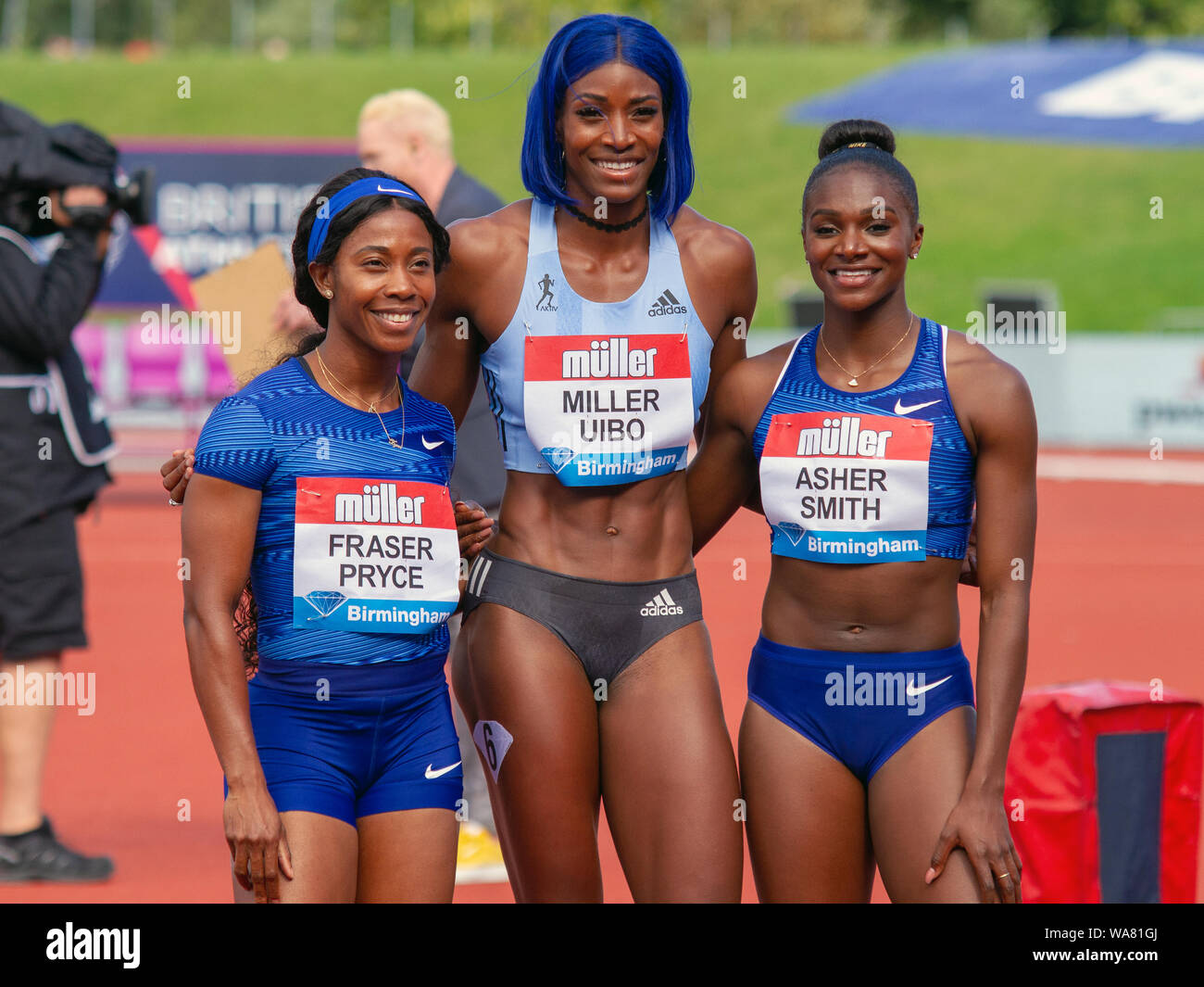 Shelly-Ann Fraser-Pryce della Giamaica (terzo posto), Shaunae Miller-Uibo delle Bahamas (prima) e Dina Asher-Smith di Gran Bretagna (seconda) pongono dopo la vittoria delle donne a 200 metri, durante il Birmingham 2019 Müller Grand Prix della Alexander Stadium, Birmingham, Inghilterra. Foto Stock