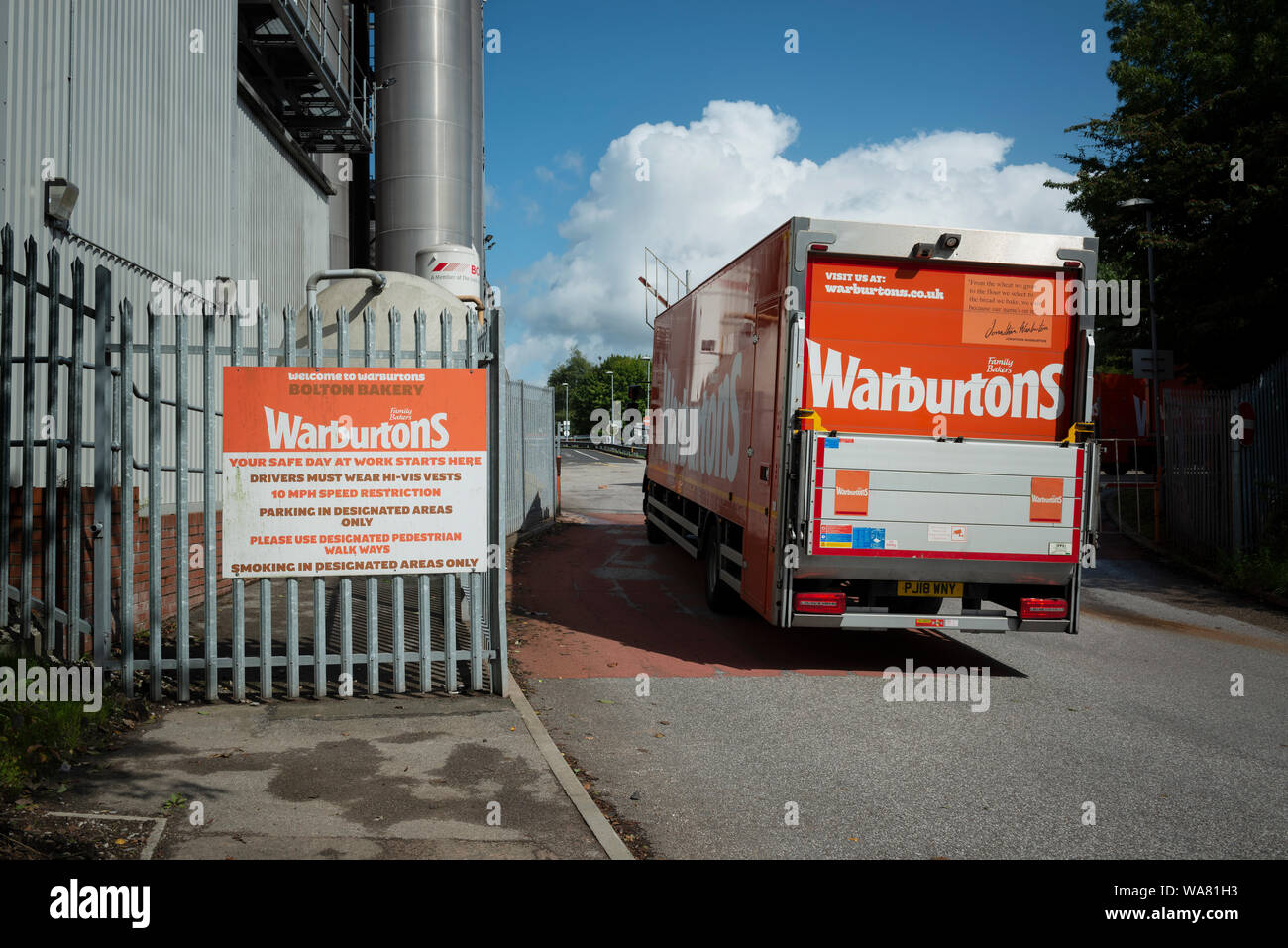 Un autocarro ritorna alla panetteria Warburtons in Bolton dopo aver effettuato una consegna (solo uso editoriale). Foto Stock