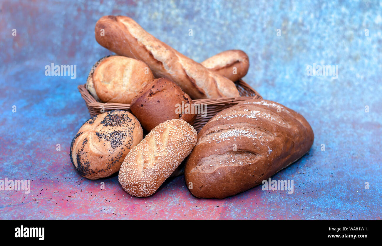 Cestino del pane con assortimento di crostini e panini gourmet Foto Stock