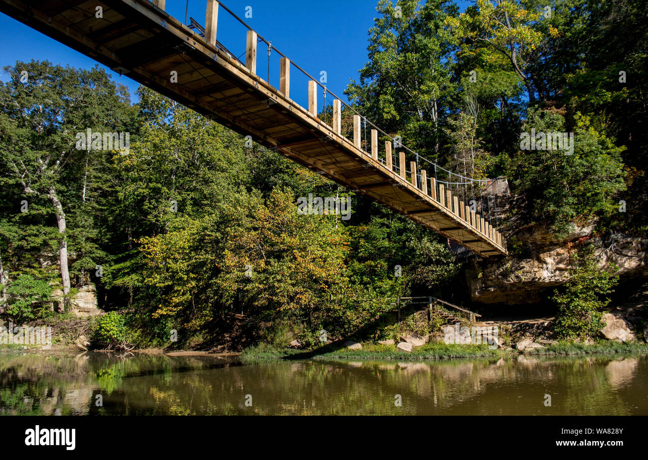 Un ponte di sospensione campate Sugar Creek, in Turchia run park a Marshall Indiana USA Foto Stock