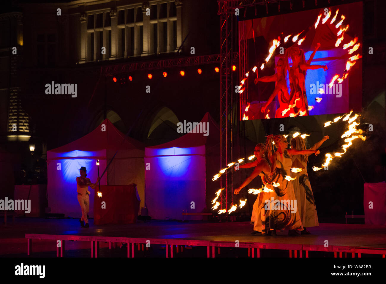 Il 7 luglio 2019. Teatr Akt (Akt Theathre) fuoco presso la parata di animatori (giocoliere Parade) durante la trentaduesima ULICA Festival di Teatro Foto Stock