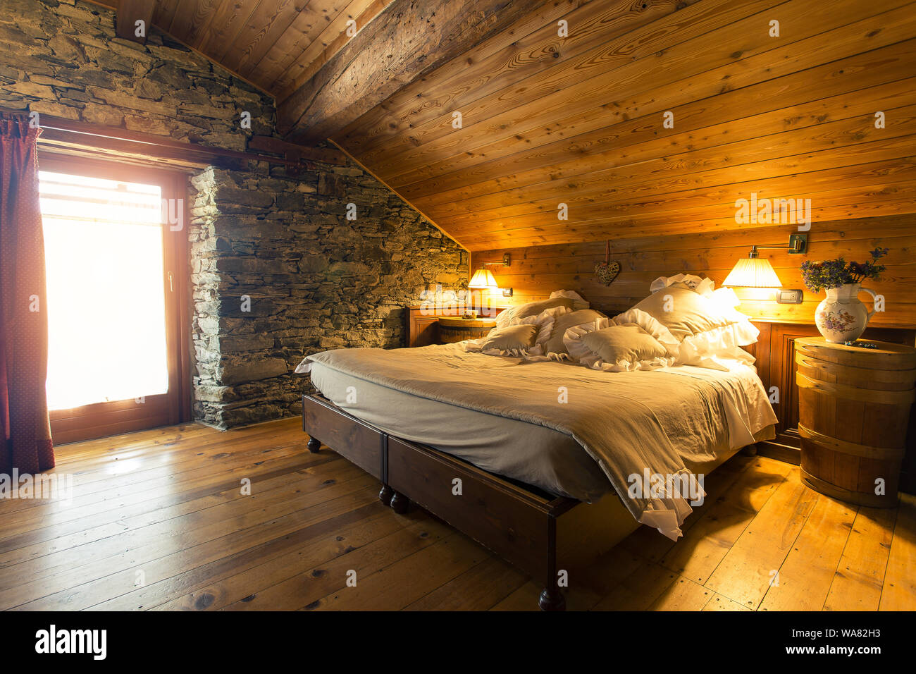 Baita di montagna interiore camera da letto shot, nessun popolo sono  visibili Foto stock - Alamy