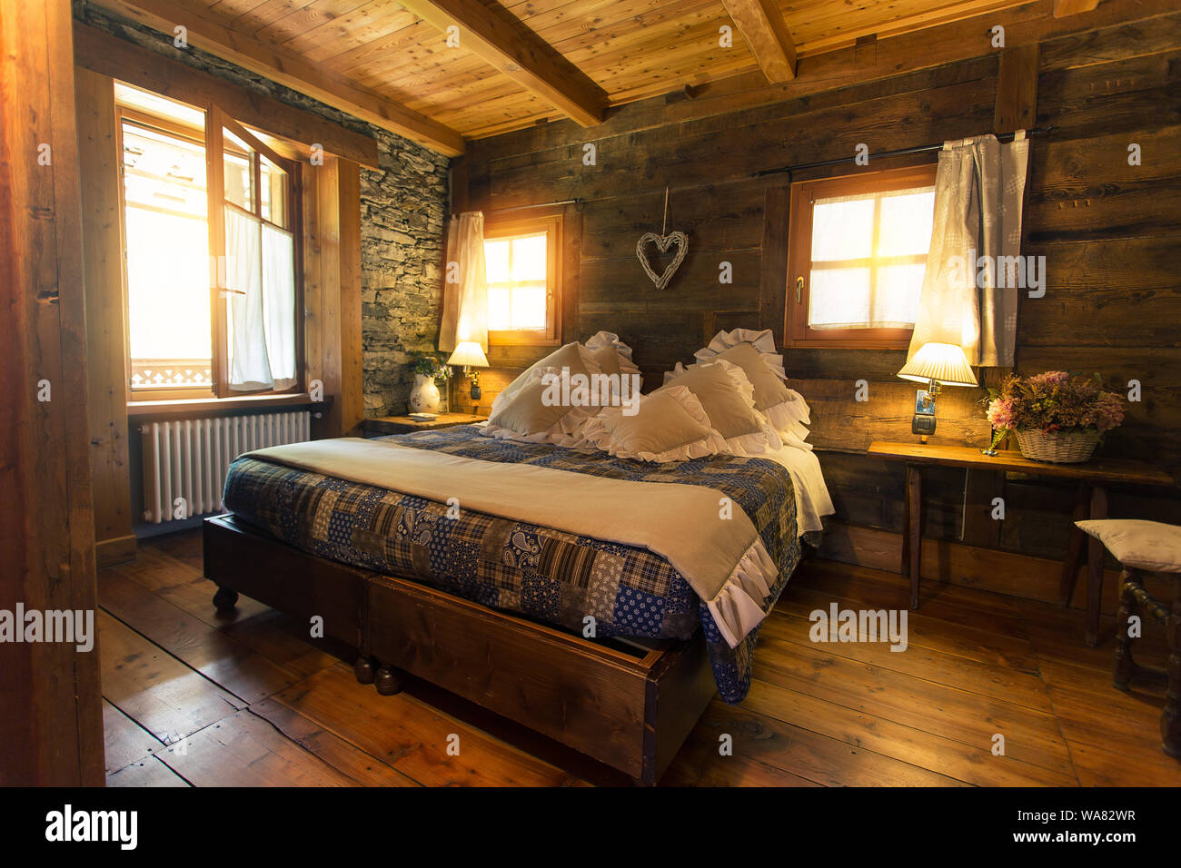 Baita di montagna interiore camera da letto shot, nessun popolo sono visibili Foto Stock