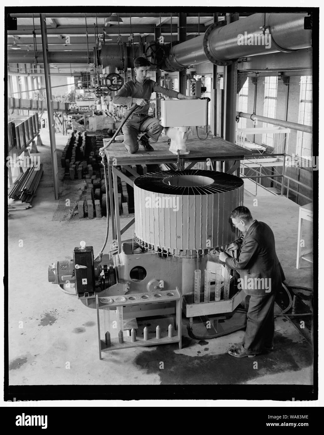 Bureau of Standards progetta nuovo dispositivo per studiare il flusso di acqua attraverso la rubinetteria. Washington, 13 marzo. Un nuovo tipo di velocità di un flussometro per studiare la velocità di variazione del flusso di acqua attraverso apparecchi sanitari e per l'uso in esame presenta problemi analoghi è stato progettato e costruito da parte del governo degli STATI UNITI Bureau of Standards con la cooperazione del dispersore produttori Associateship Ricerca. Il sig. H.M. Eaton, chi è il responsabile del Laboratorio di idraulica dove è installato il dispositivo è mostrato in primo piano immagine, 3-13-40 Foto Stock