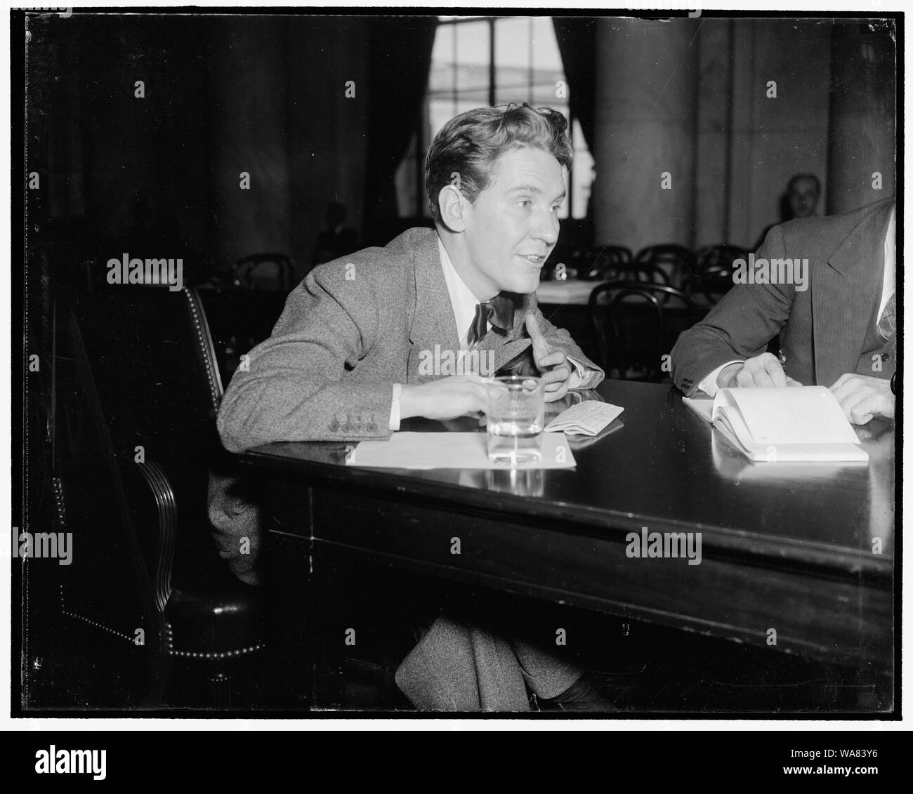 Burgess Meredith sollecita permanente Ufficio federale delle Belle Arti. Washington D.C., febbraio 28. Una campagna militante prossimamente sarà combattuta per la creazione permanente di un Ufficio federale delle belle arti, Burgess Meredith, facente funzione di presidente di attori Equity, oggi ha riferito al Senato istruzione e lavoro sottocomitato. Attori, produttori e artisti che hanno spinto la commissione per aiutare il mantenimento e lo sviluppo della cultura americana da reporting favorevolmente la creazione di un ufficio di presidenza, 2/28/38 Foto Stock