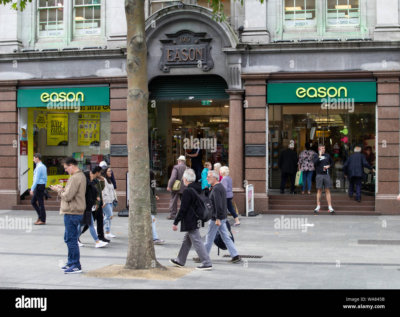Il negozio principale della Eason catena di vendita al dettaglio in O'Connell Street, Dublin.Ireland, è uno dei più grandi fornitori di libri,quotidiani in Irlanda. Foto Stock