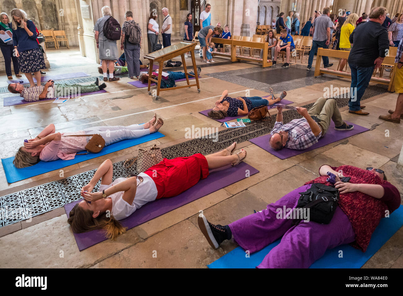 Norwich Cathedral incoraggia i visitatori a sdraiarsi e guardare in alto verso la cattedrale del soffitto e del tetto boss. Parte di 'Seeing cose diverse per il progetto". Foto Stock