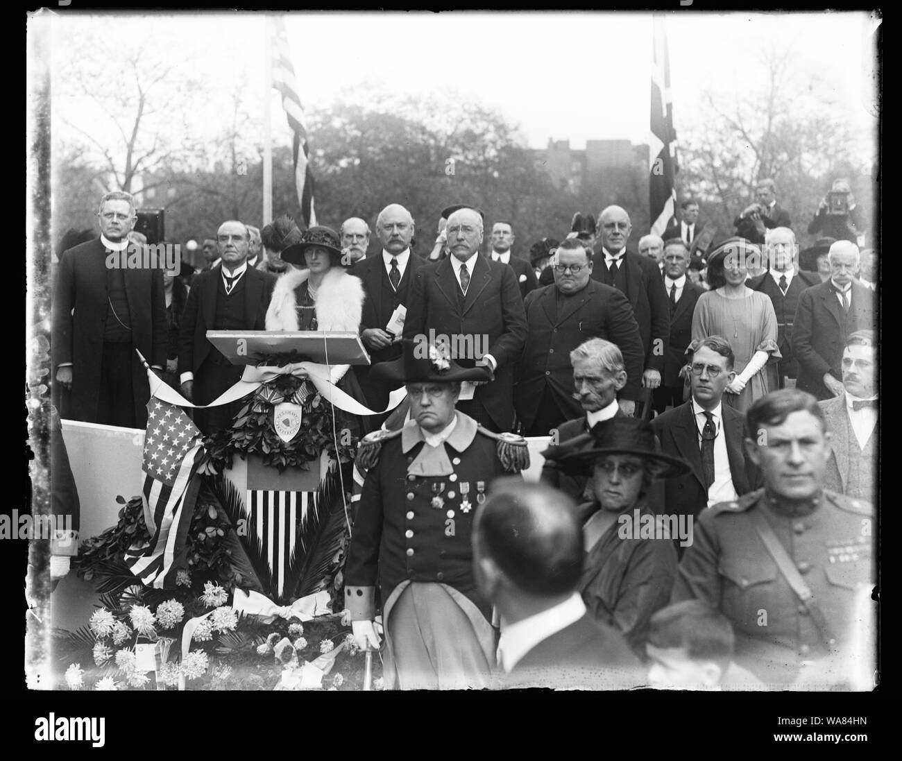 Burke statua. Presentazione formale dalla delegazione britannica dal Sulgrave Istituzione, Ottobre 12. A sinistra per rt.: Rev. G.C.F. Bratenhal, Sir Chas. Wakefield, Fred Wakefield, Secy. di settimane di guerra, Alton B. Parker, Cancelliere dell'Istituzione e Lady Geddes Foto Stock