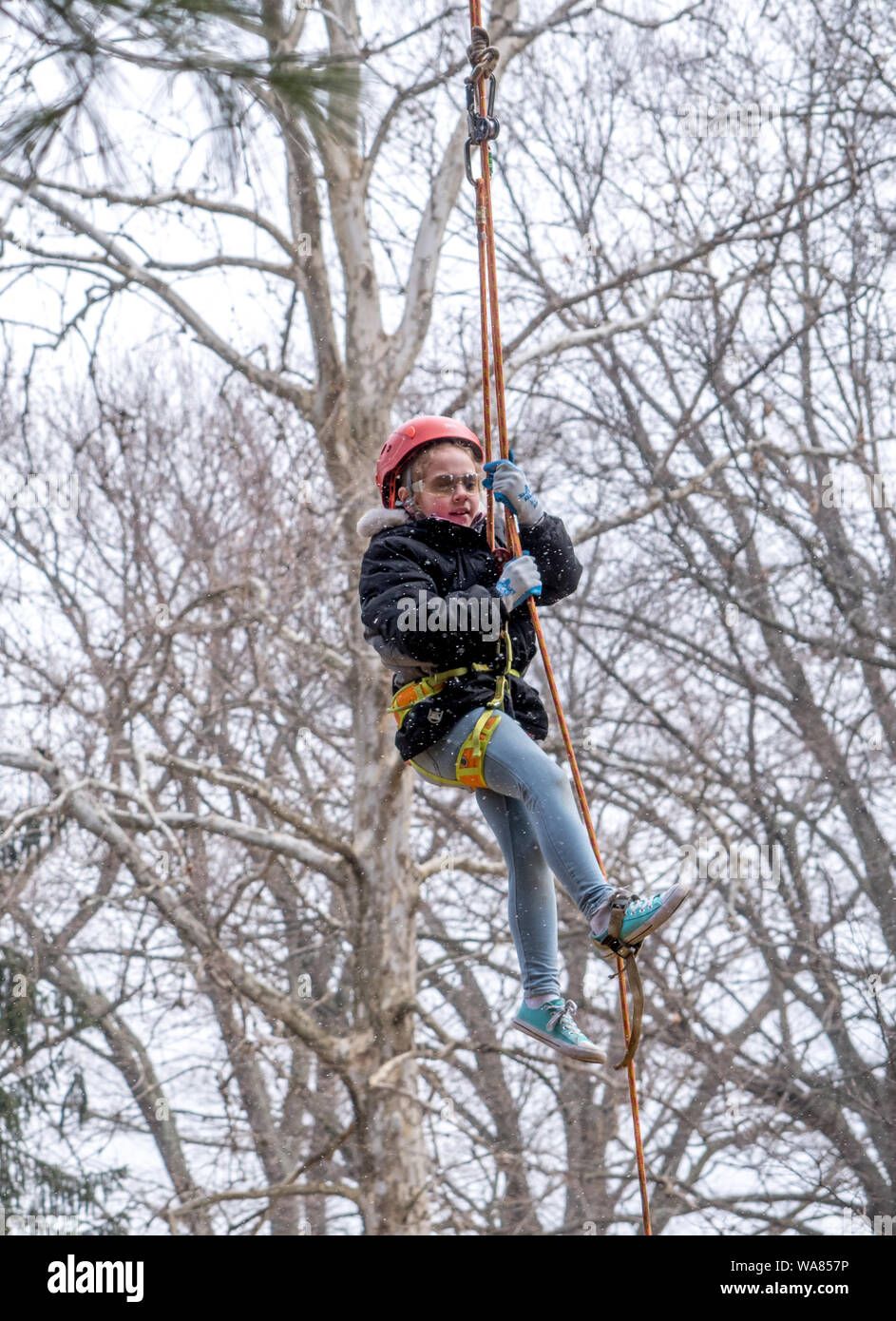 Marzo 17, 2019 Indiana USA; un giovane bambino strapped in un albero cavo, si blocca in midair in corrispondenza di un evento in san Giuseppe parchi Bendix woods, zucchero camp giorni e Foto Stock