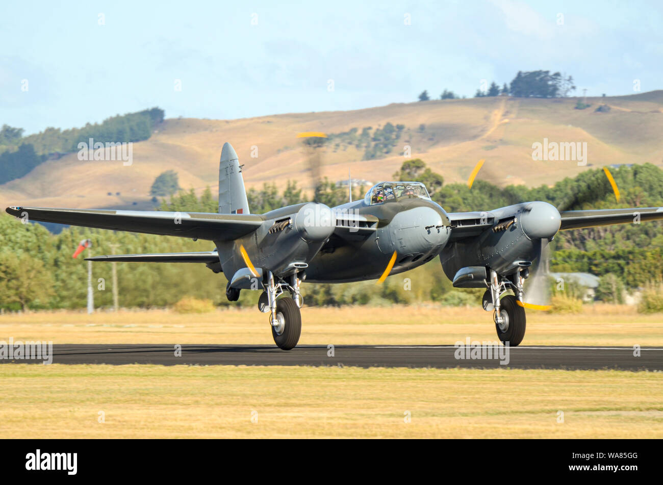De Havilland DH.98 Mosquito Seconda Guerra Mondiale aereo da combattimento a Wings Over Wairarapa airshow cofano, aerodrome, Masterton, Nuova Zelanda. Togliere il rotolo Foto Stock