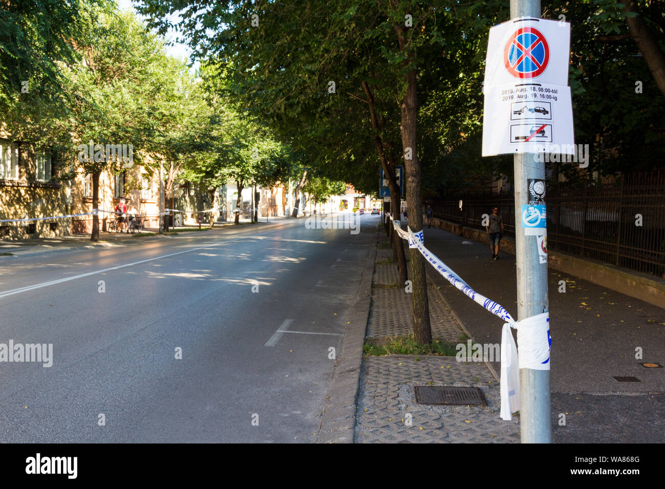 Agosto 18-19 2019: cordone di polizia il nastro per impedire il parcheggio nelle strade di Sopron, Ungheria al trentesimo anniversario eventi del picnic paneuropeo 1989 Foto Stock