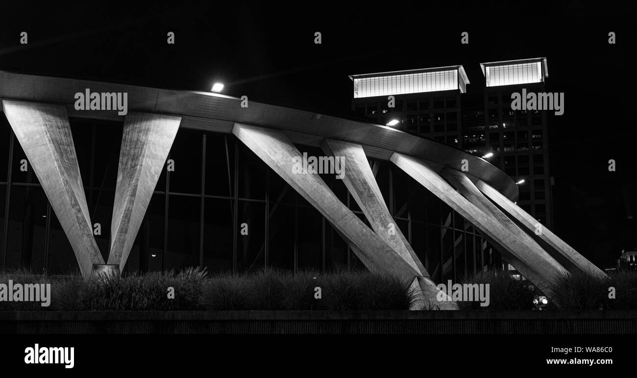 Il punto di riferimento ambito Centre auditorium in Norfolk Virginia di notte, colonnine di supporto drammaticamente illuminati Foto Stock