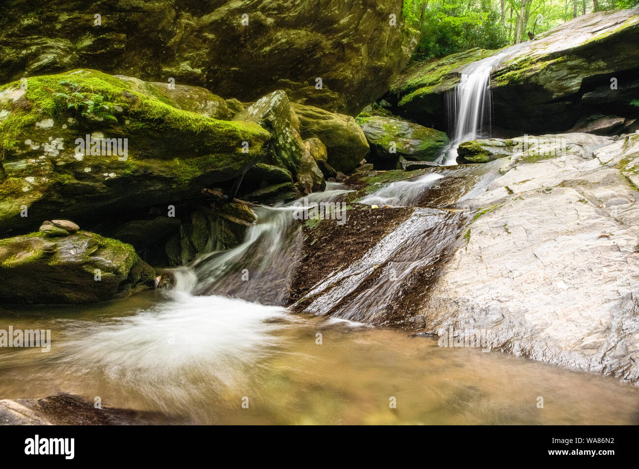 Una lunga esposizione fotografia di lontra cade in sette demoni North Carolina, vicino a nonno montagna, Boone, Banner Elk e Foscoe Foto Stock